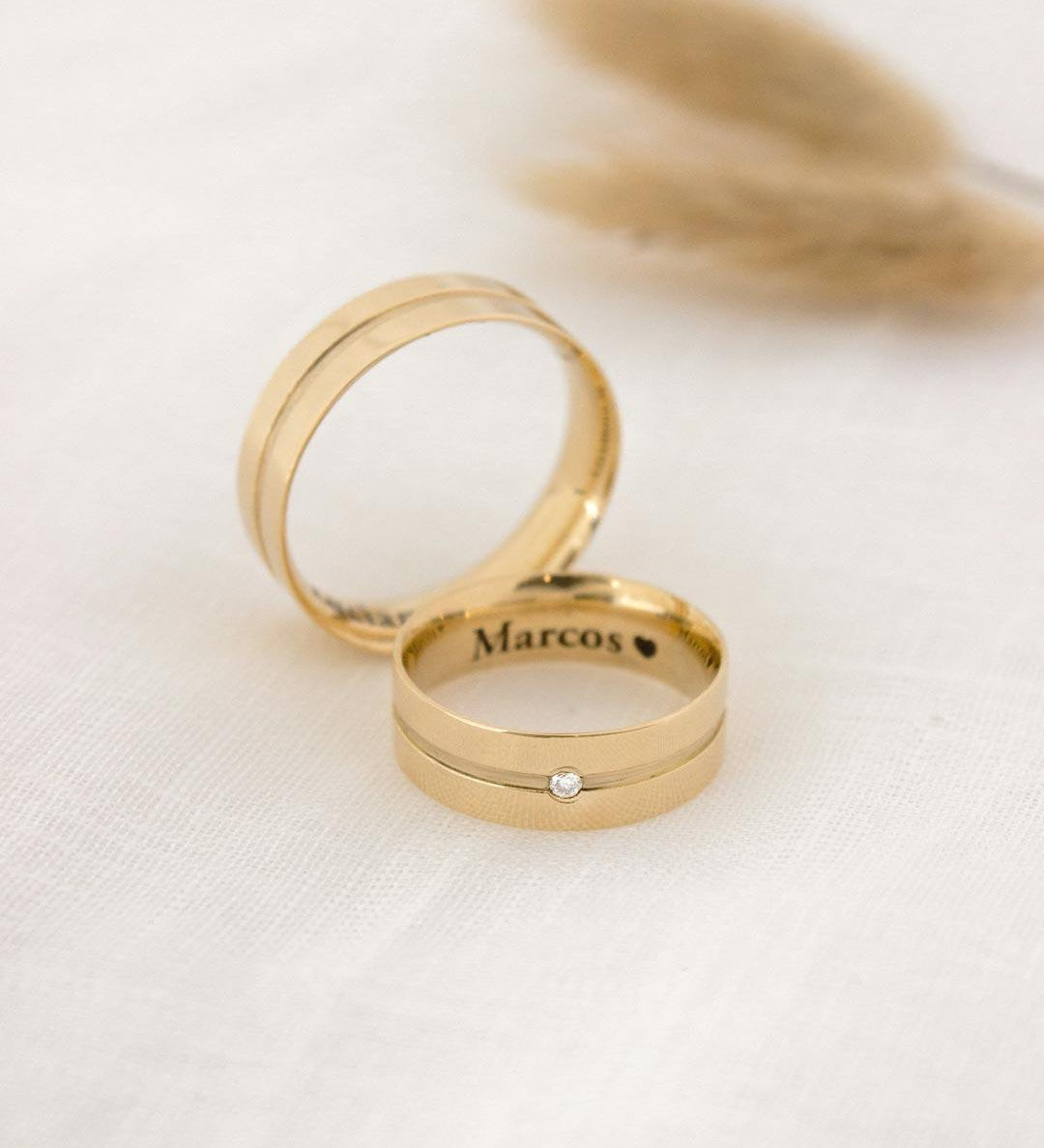 Aliança Personalizada Ouro 18K Anatômica | 6mm Reta com Friso e 1 Brilhante - Montezza Joias