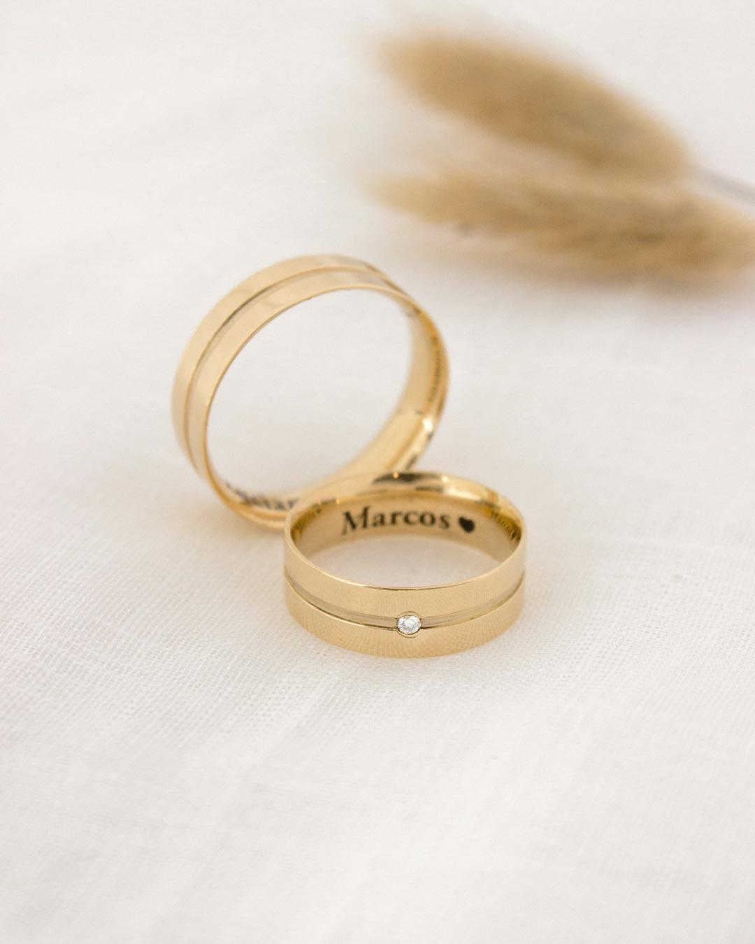 Aliança Personalizada Ouro 18K Anatômica | 6mm Reta com Friso e 1 Brilhante - Montezza Joias