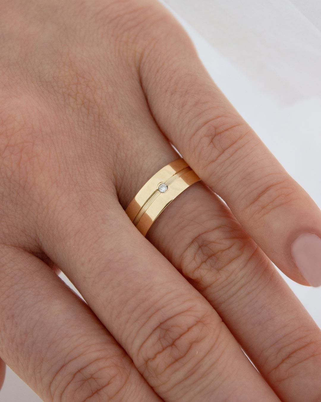 Aliança Personalizada Ouro 18K Anatômica | 6mm Reta com Friso e 1 Brilhante - Montezza Joias