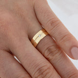 Aliança Personalizada Ouro 18K Anatômica | 6mm Reta com Friso e 1 Brilhante - Montezza Joias