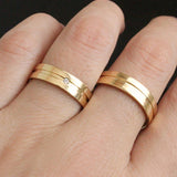 Aliança Personalizada Ouro 18K Anatômica | 6mm Reta com Friso e 1 Brilhante - Montezza Joias