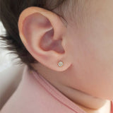 Brinco Baby Flor Pavê Diamantes Ouro 18K