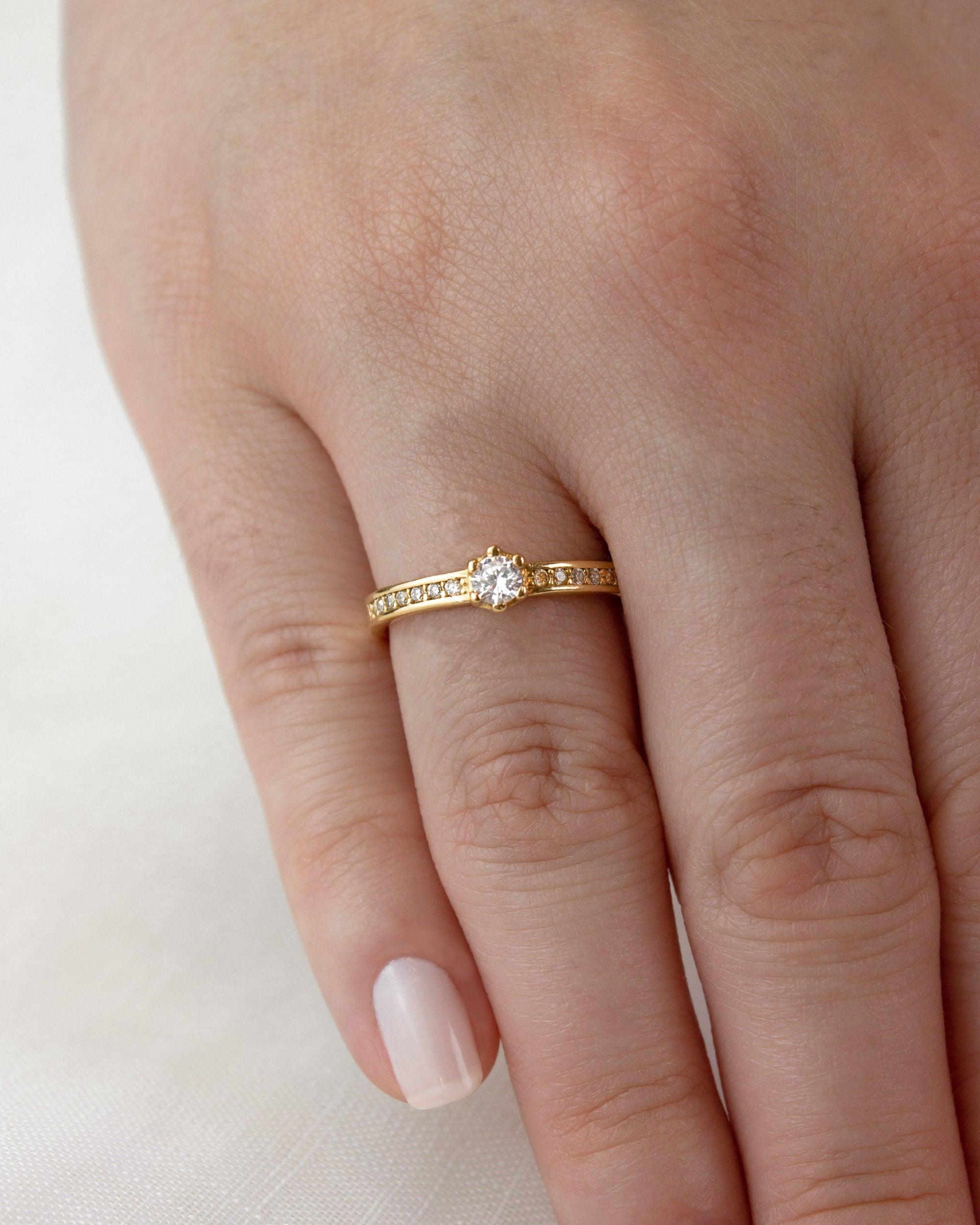 Anel Solitário Personalizado Ouro 18K Diamantes Aro Cravejado - Montezza Joias