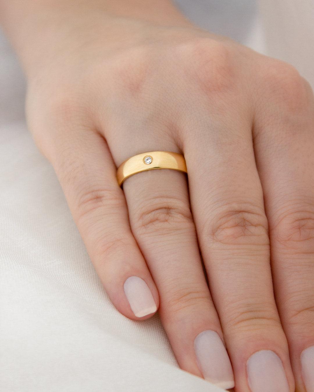 Aliança Personalizada Ouro 18K Anatômica | 5mm Abaulada 1 Brilhante - Montezza Joias