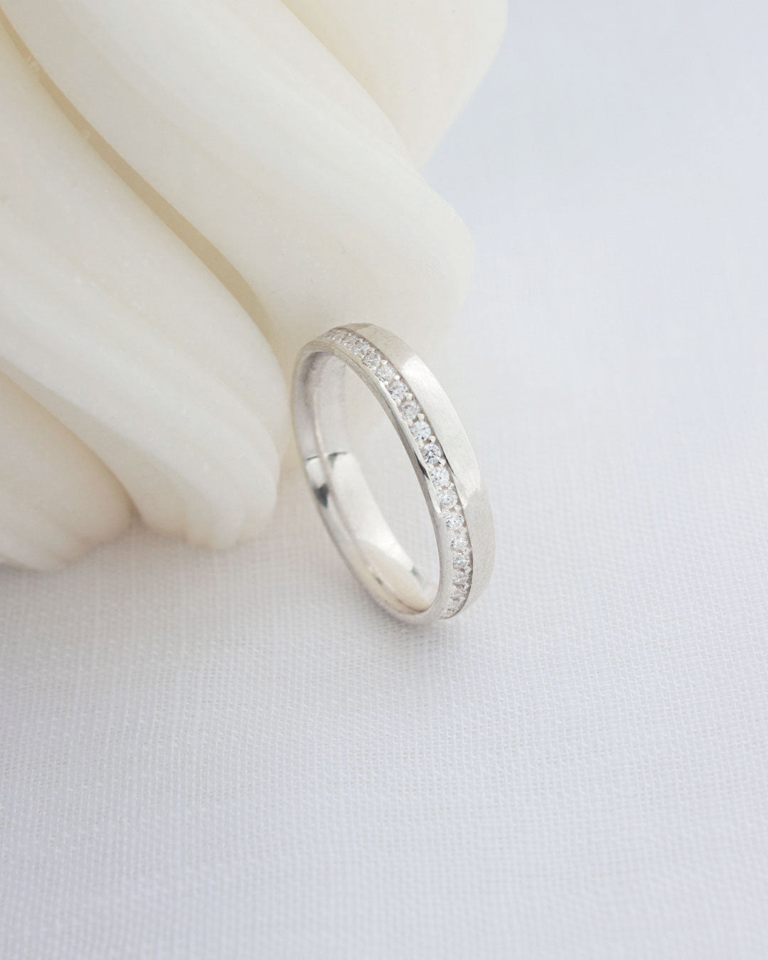 Aliança Namoro Prata 950 1 Linha Cravejada Abaulada 4mm - Montezza Joias