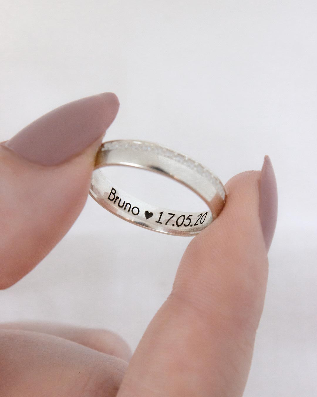 Aliança Namoro Prata 950 1 Linha Cravejada Abaulada 4mm - Montezza Joias