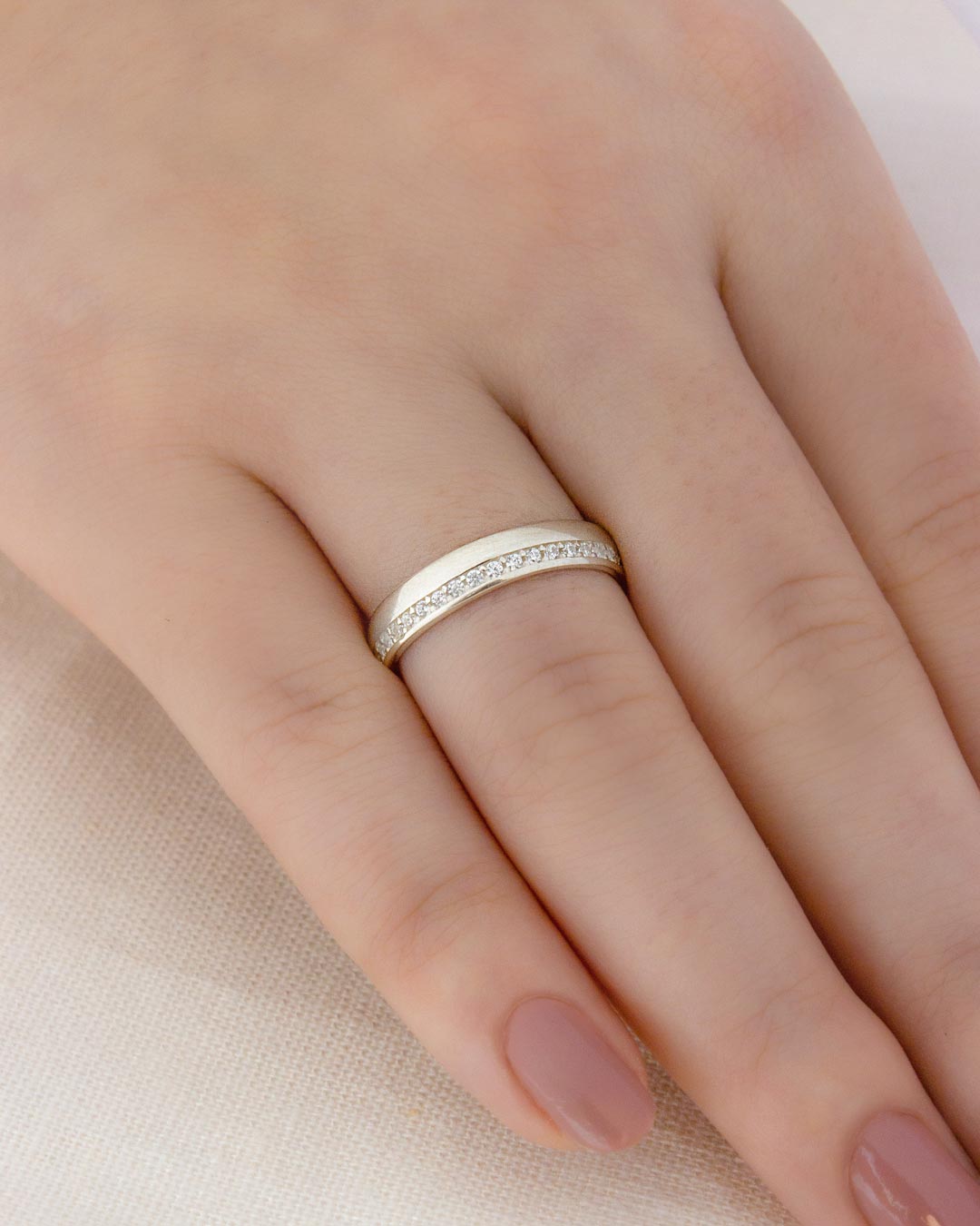 Aliança Namoro Prata 950 1 Linha Cravejada Abaulada 4mm - Montezza Joias