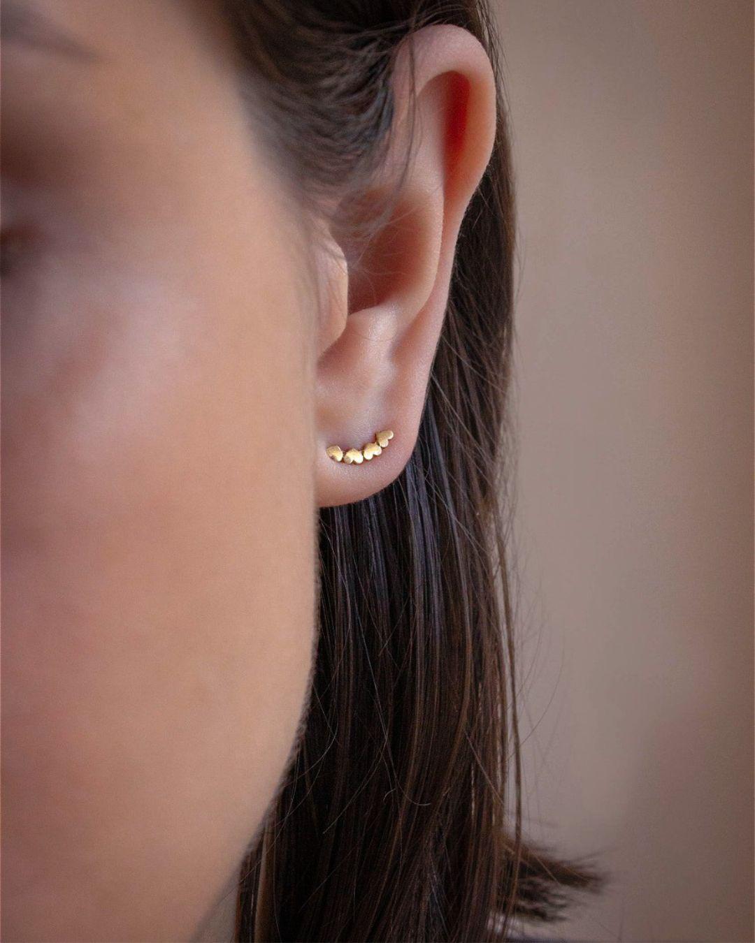 Brinco Earcuff Corações Ouro 18K