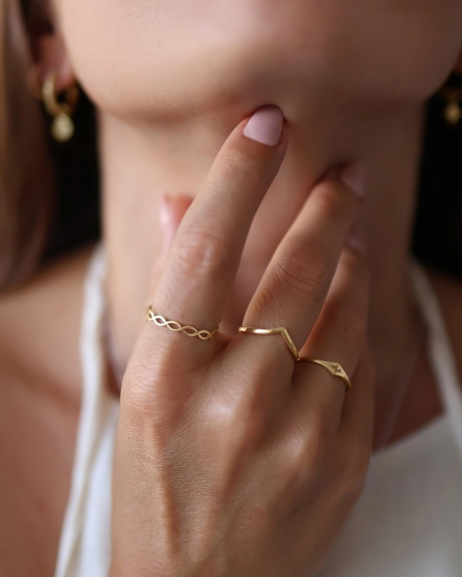Anel Delicado Elo Infinito Ouro 18K