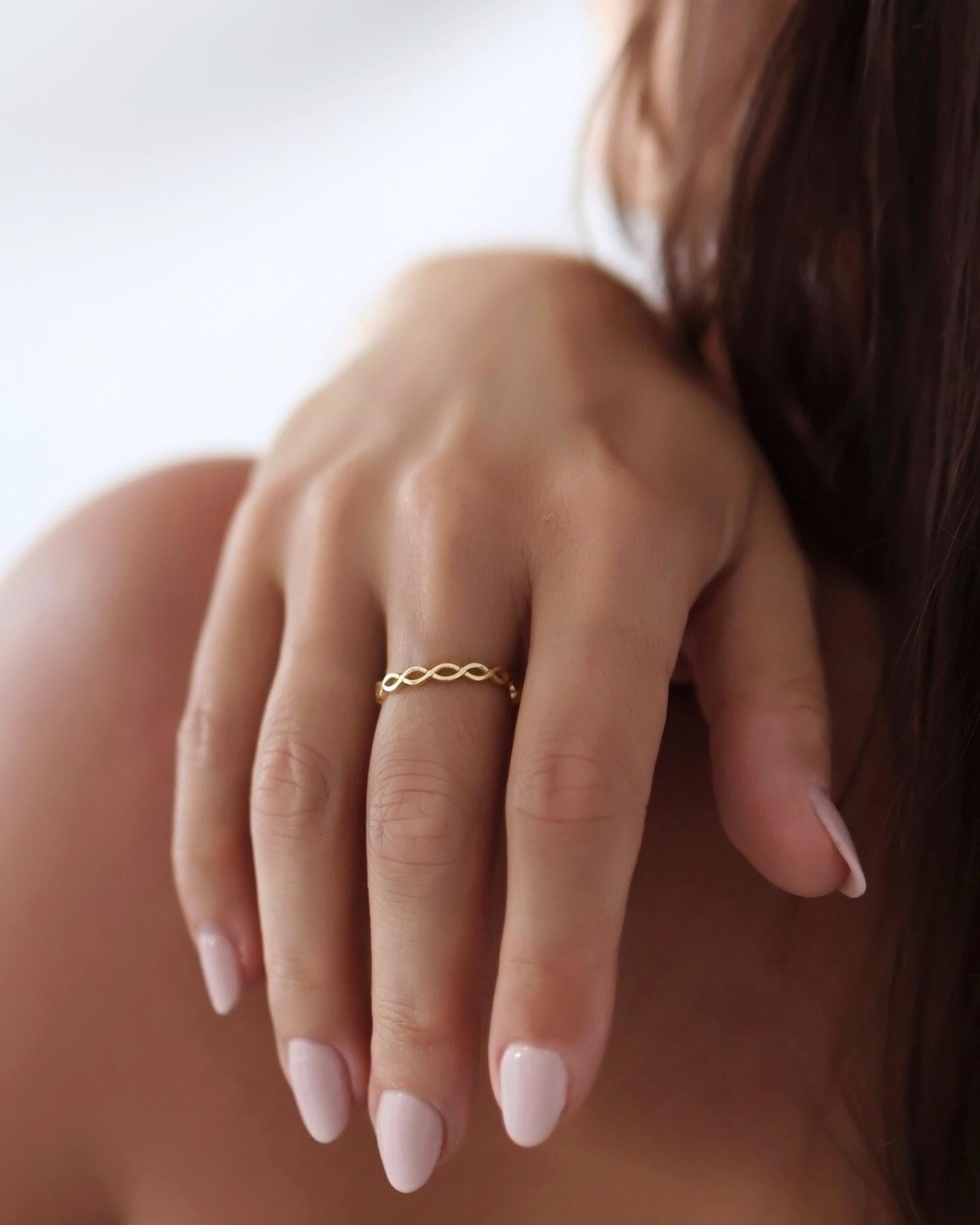 Anel Delicado Elo Infinito Ouro 18K