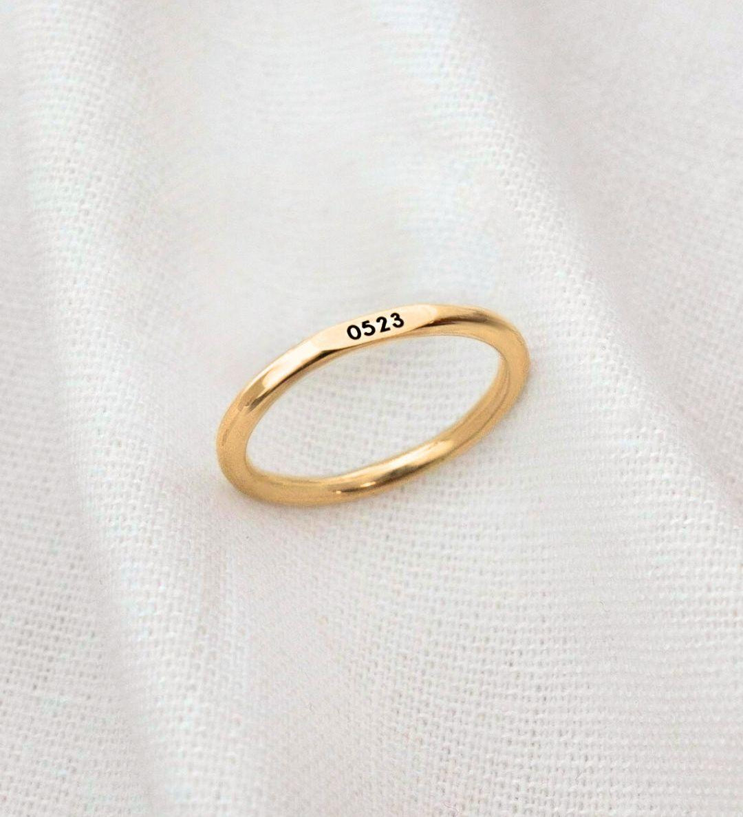 Anel Memórias Topo Reto Personalizado Ouro 18K (NEW)