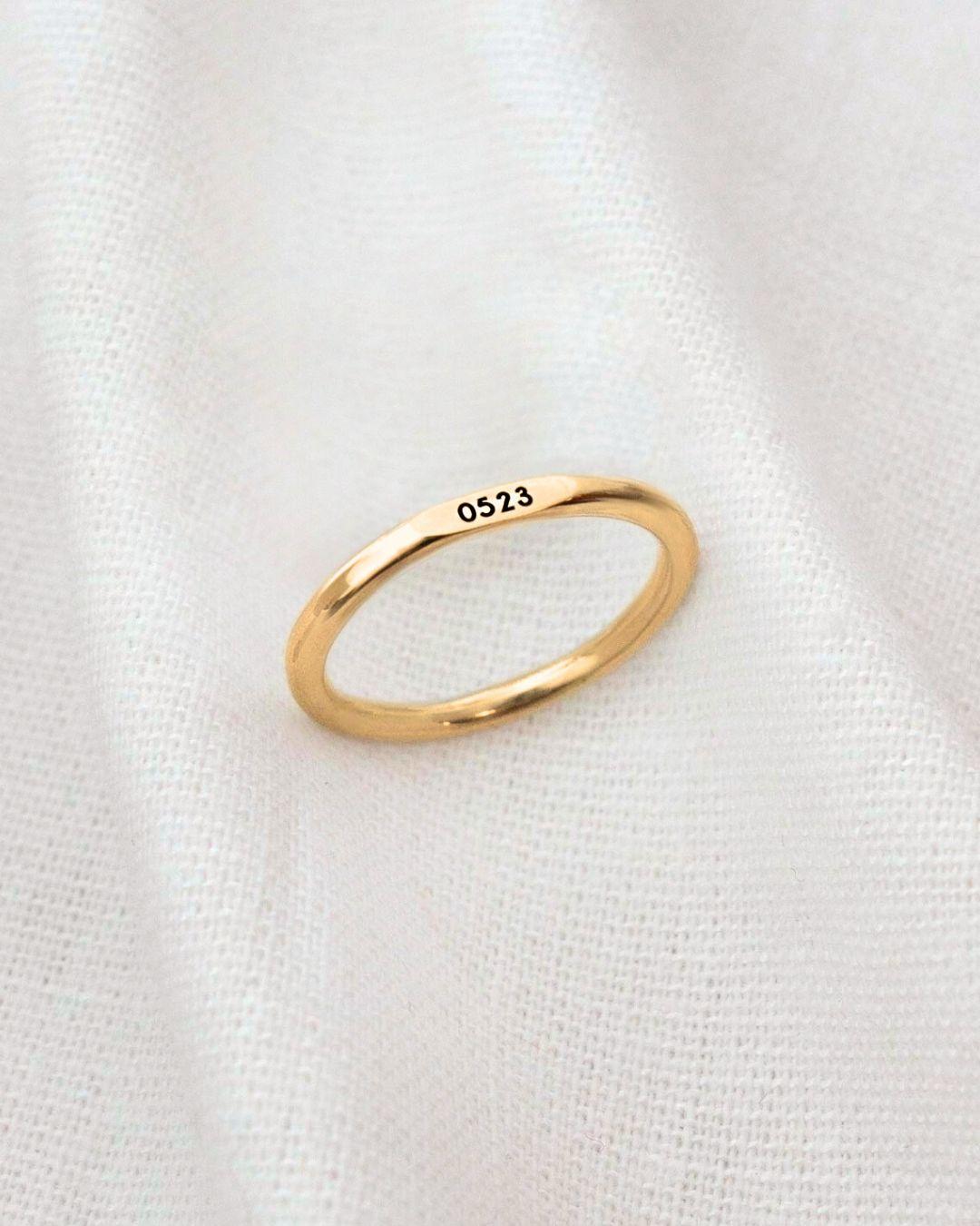 Anel Memórias Topo Reto Personalizado Ouro 18K (NEW)