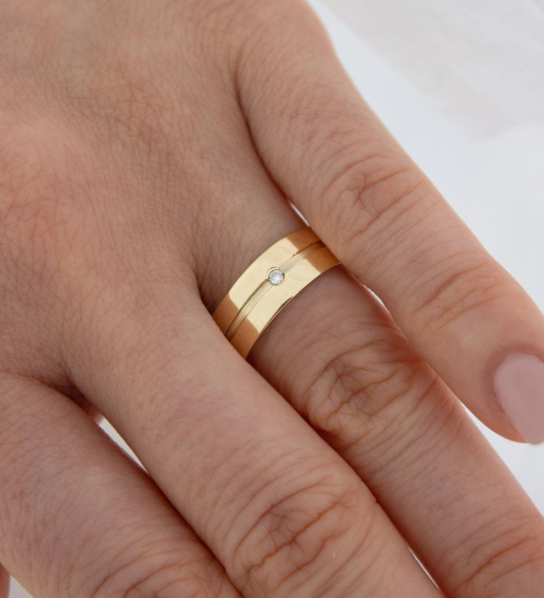 Aliança Personalizada Ouro 18K Anatômica | 6mm Reta com Friso e 1 Brilhante - Montezza Joias