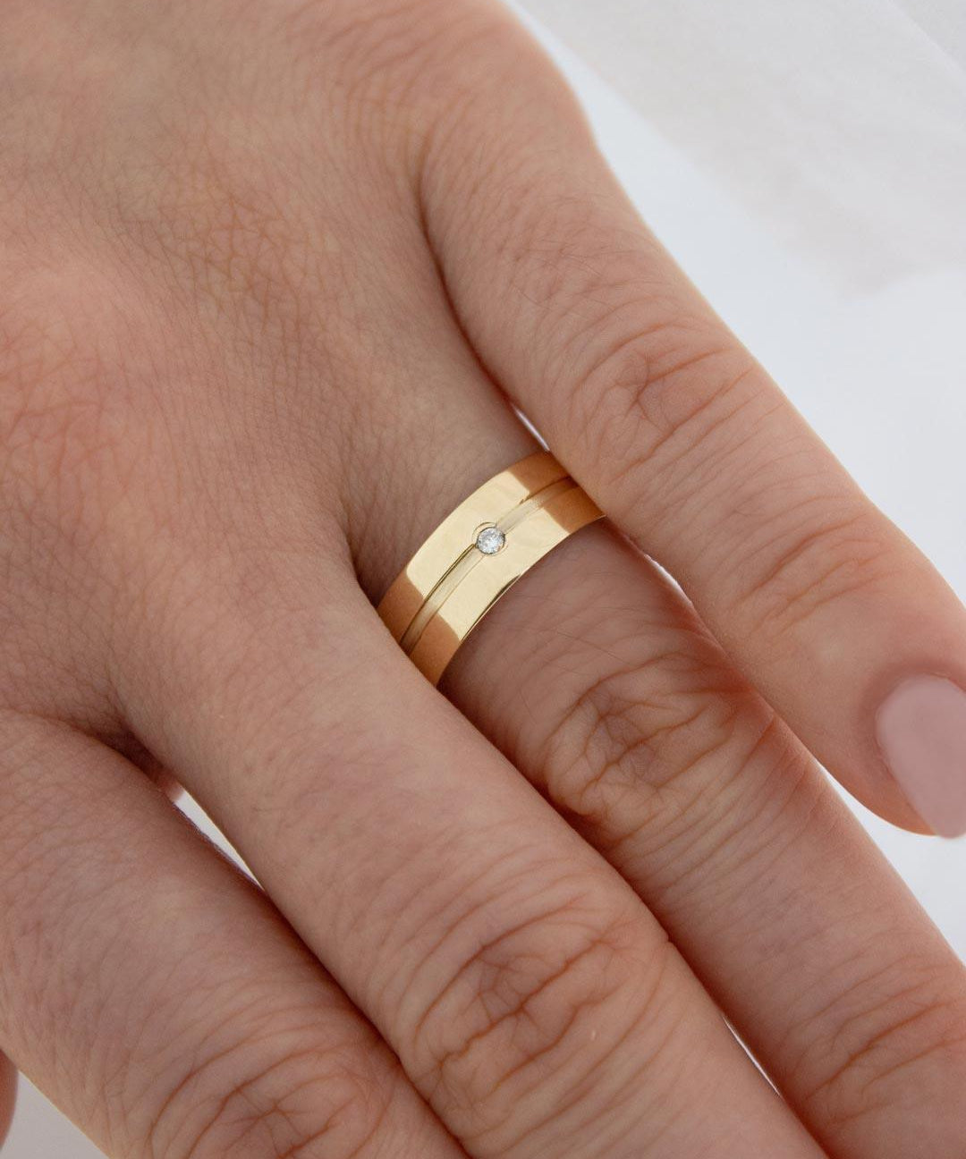 Aliança Personalizada Ouro 18K Anatômica | 6mm Reta com Friso e 1 Brilhante - Montezza Joias