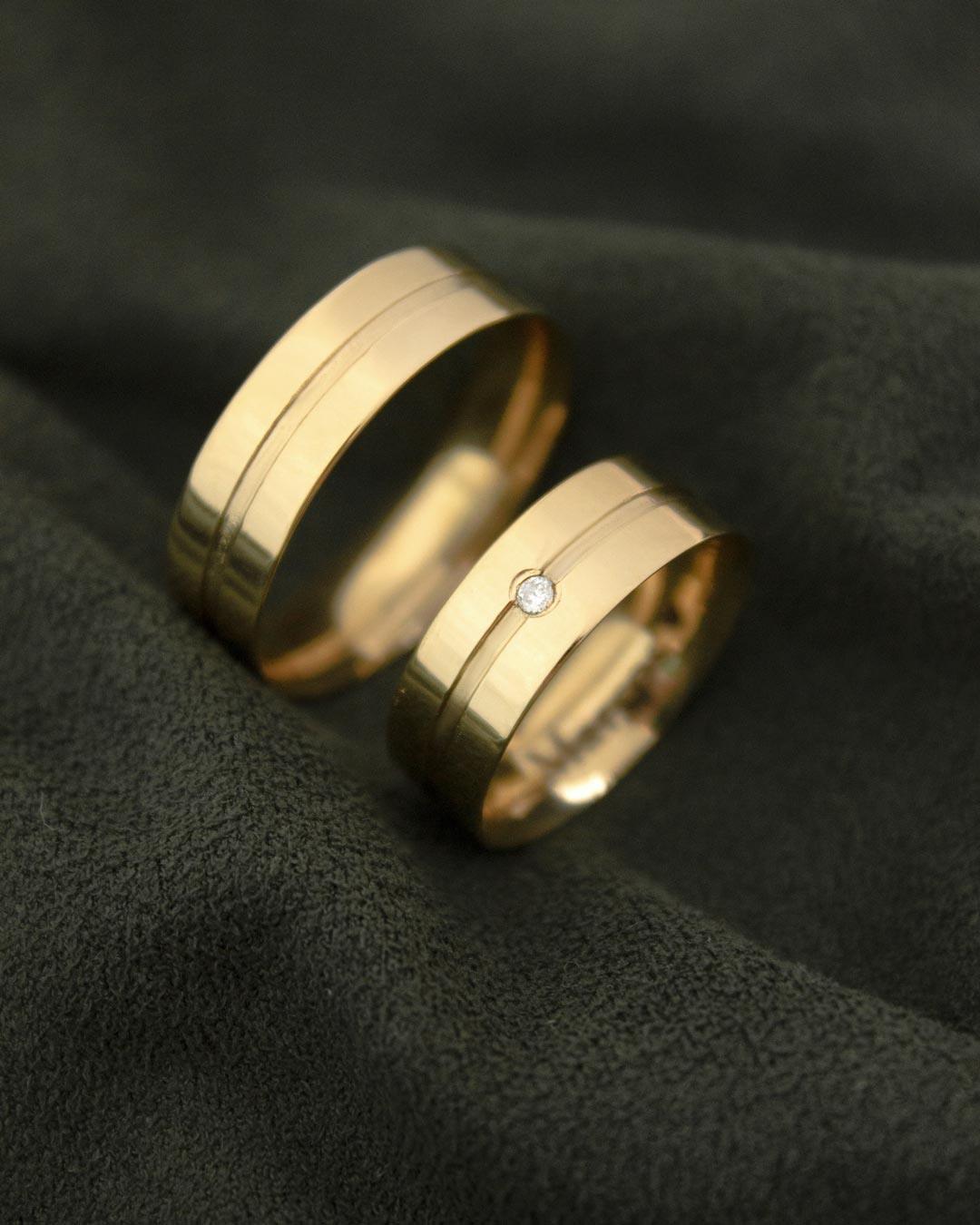 Aliança Personalizada Ouro 18K Anatômica | 6mm Reta com Friso e 1 Brilhante - Montezza Joias