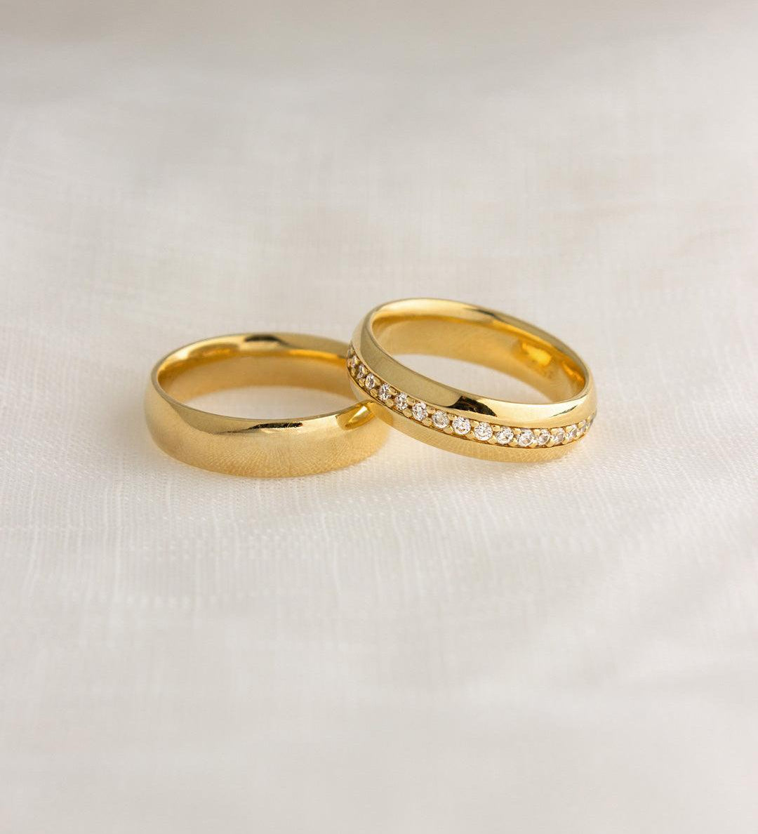 Aliança Personalizada Ouro 18K Anatômica | 5mm Abaulada 1 Linha Cravejada Zircônias - Montezza Joias