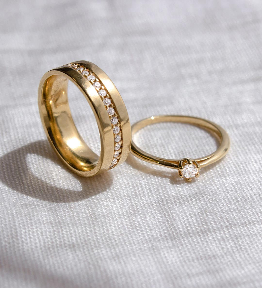 Aliança Personalizada Ouro 18K Anatômica | 6mm Reta Linha Cravejada Zircônias - Montezza Joias