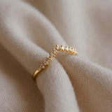 Anel Bico Cravejado Leti Ouro 18K e Brilhantes