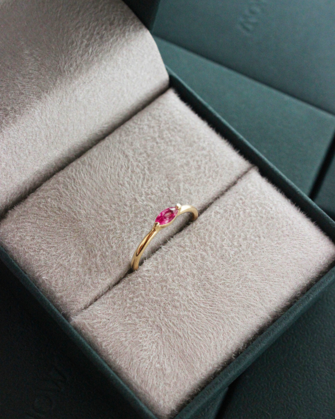 Anel Navete Memórias Daigo Personalizado Ouro 18K