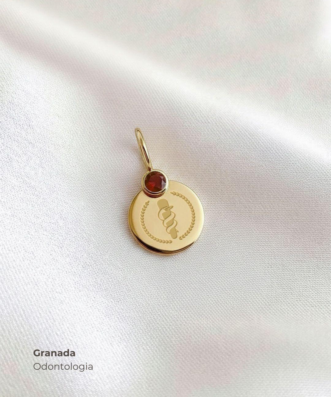 Pingente de Formatura Personalizado Ouro 18K com Pedra do Curso