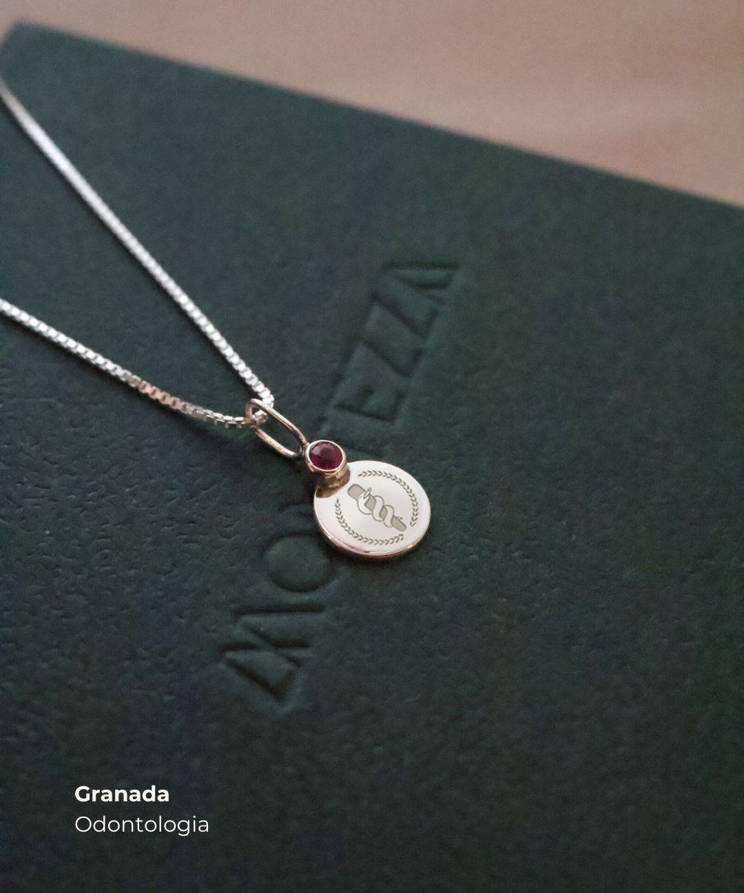 Pingente de Formatura Personalizado Prata 950 com Pedra do Curso