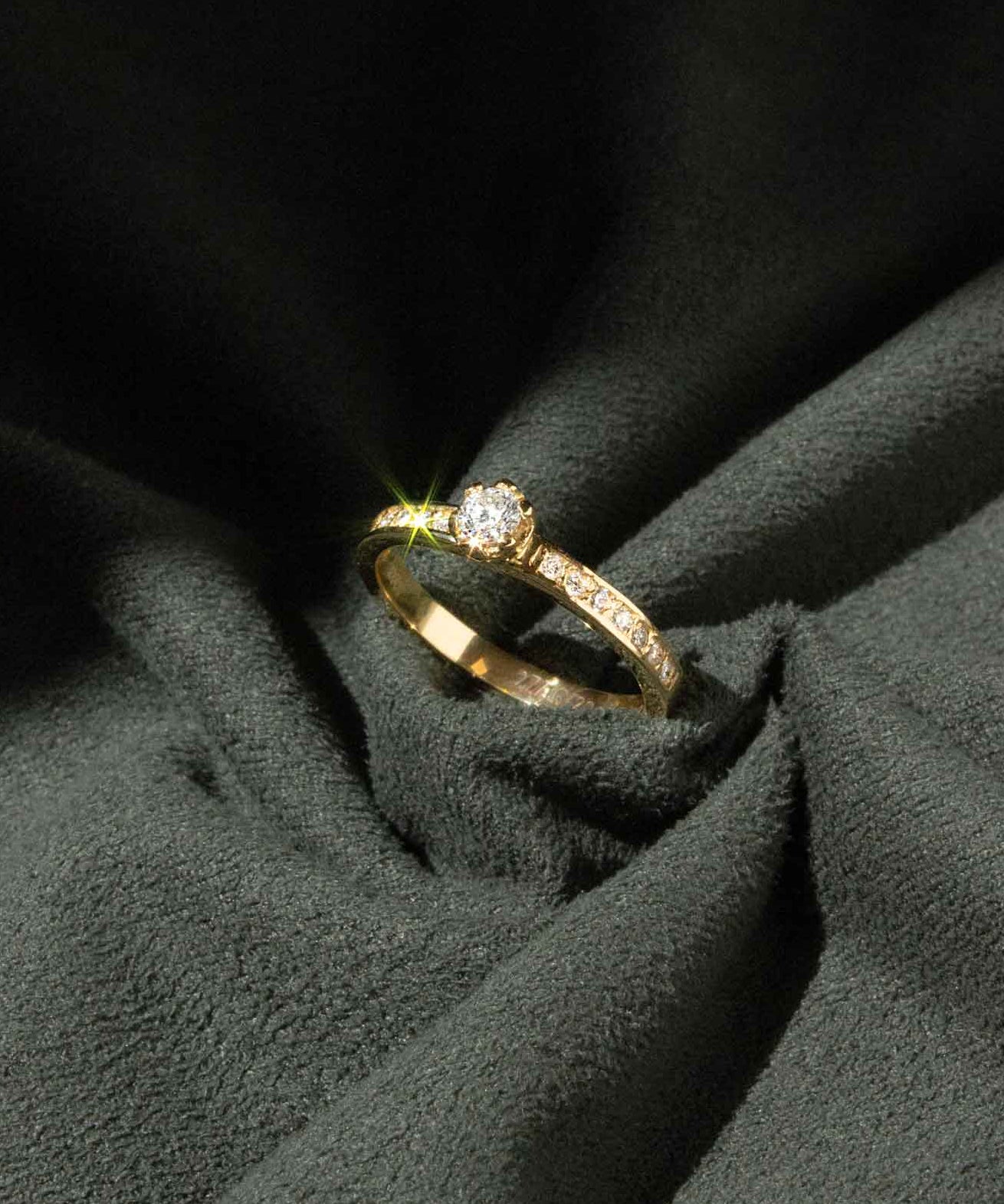 Anel Solitário Personalizado Ouro 18K Aro Cravejado