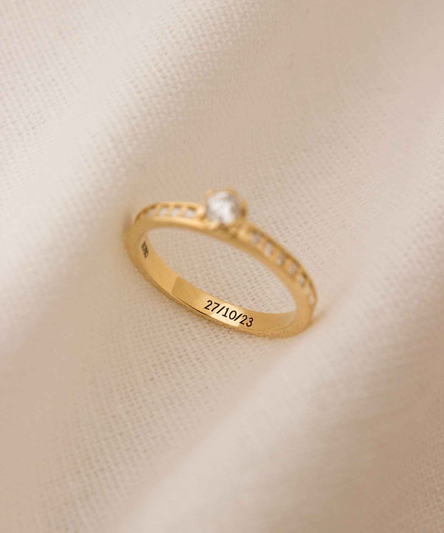 Anel Solitário Personalizado Ouro 18K Aro Cravejado