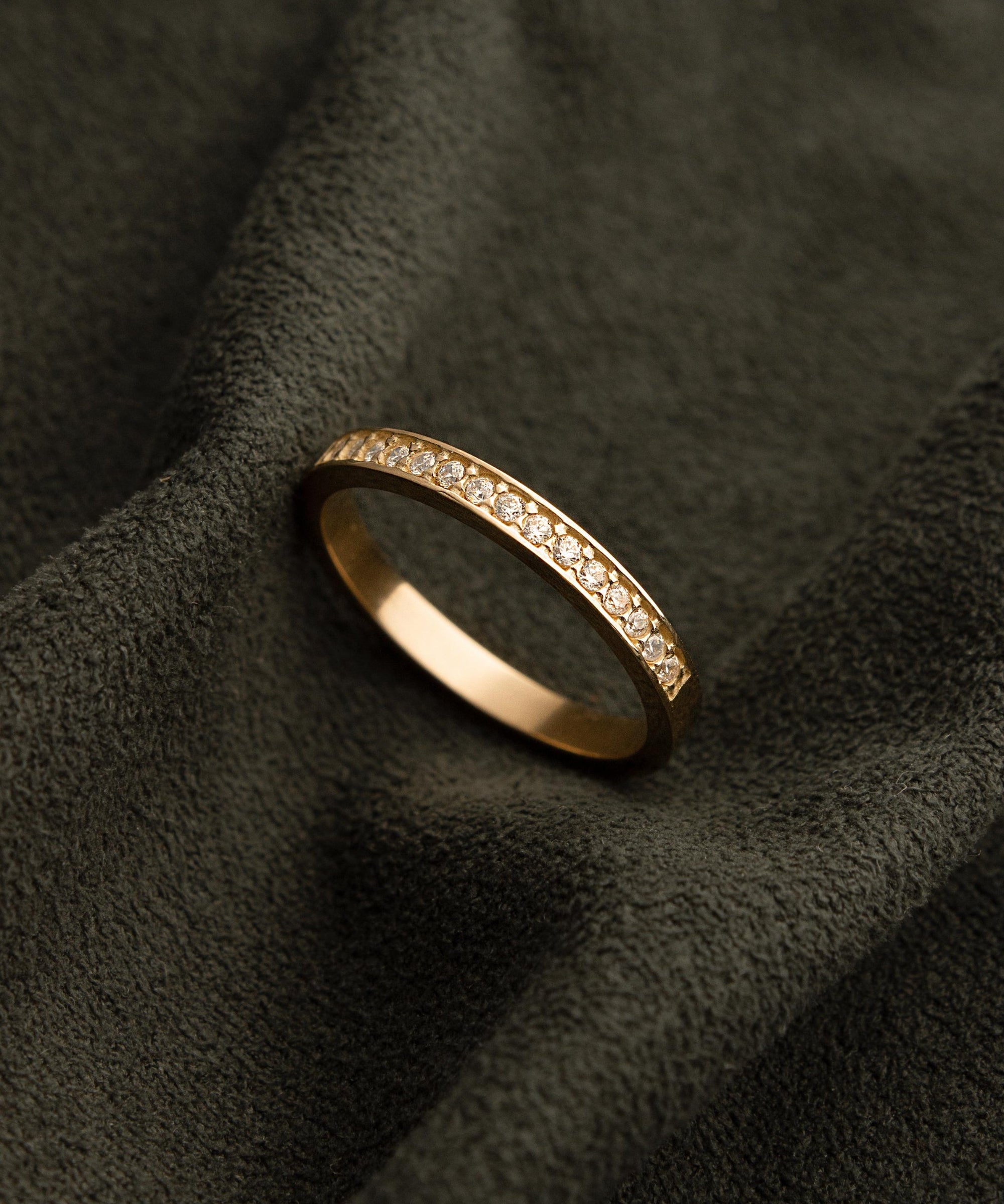 Anel Meia Aliança Cravejada Personalizada Ouro 18K