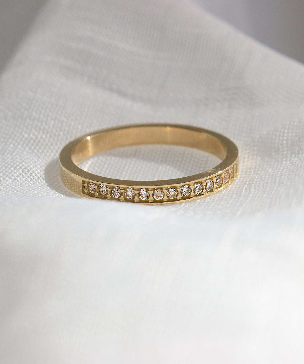 Anel Meia Aliança Cravejada Personalizada Ouro 18K