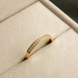 Anel Meia Aliança Cravejada Personalizada Ouro 18K
