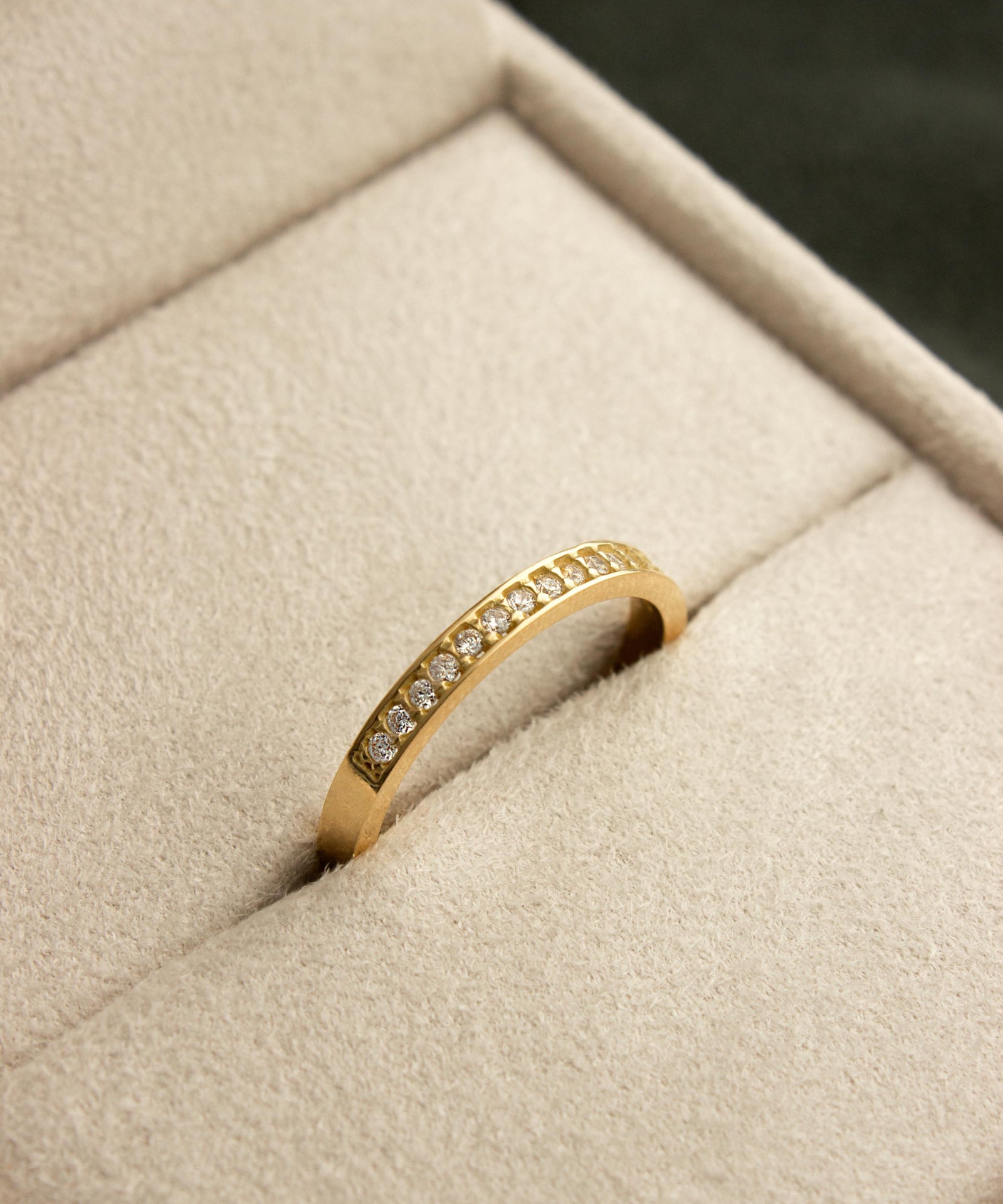 Anel Meia Aliança Cravejada Personalizada Ouro 18K