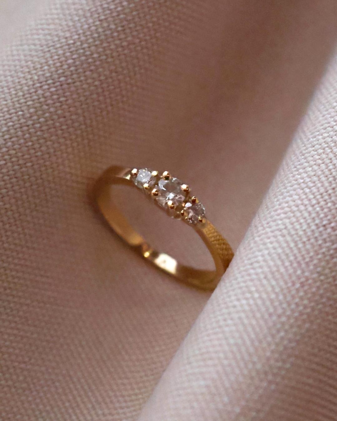 Anel Noivado Mariah tr�s pedras ouro 18k diamantes