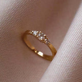 Anel Noivado Mariah tr�s pedras ouro 18k diamantes