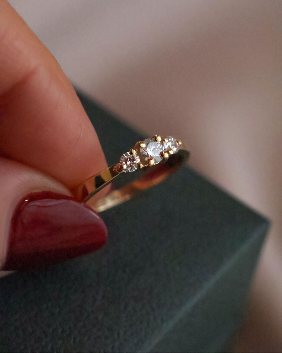 Anel Noivado Mariah tr�s pedras ouro 18k diamantes na m‹o
