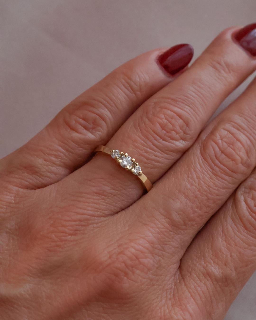 Anel Noivado Mariah tr�s pedras ouro 18k diamantes na m‹o no dedo