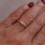 Anel Noivado Mariah tr�s pedras ouro 18k diamantes na m‹o no dedo