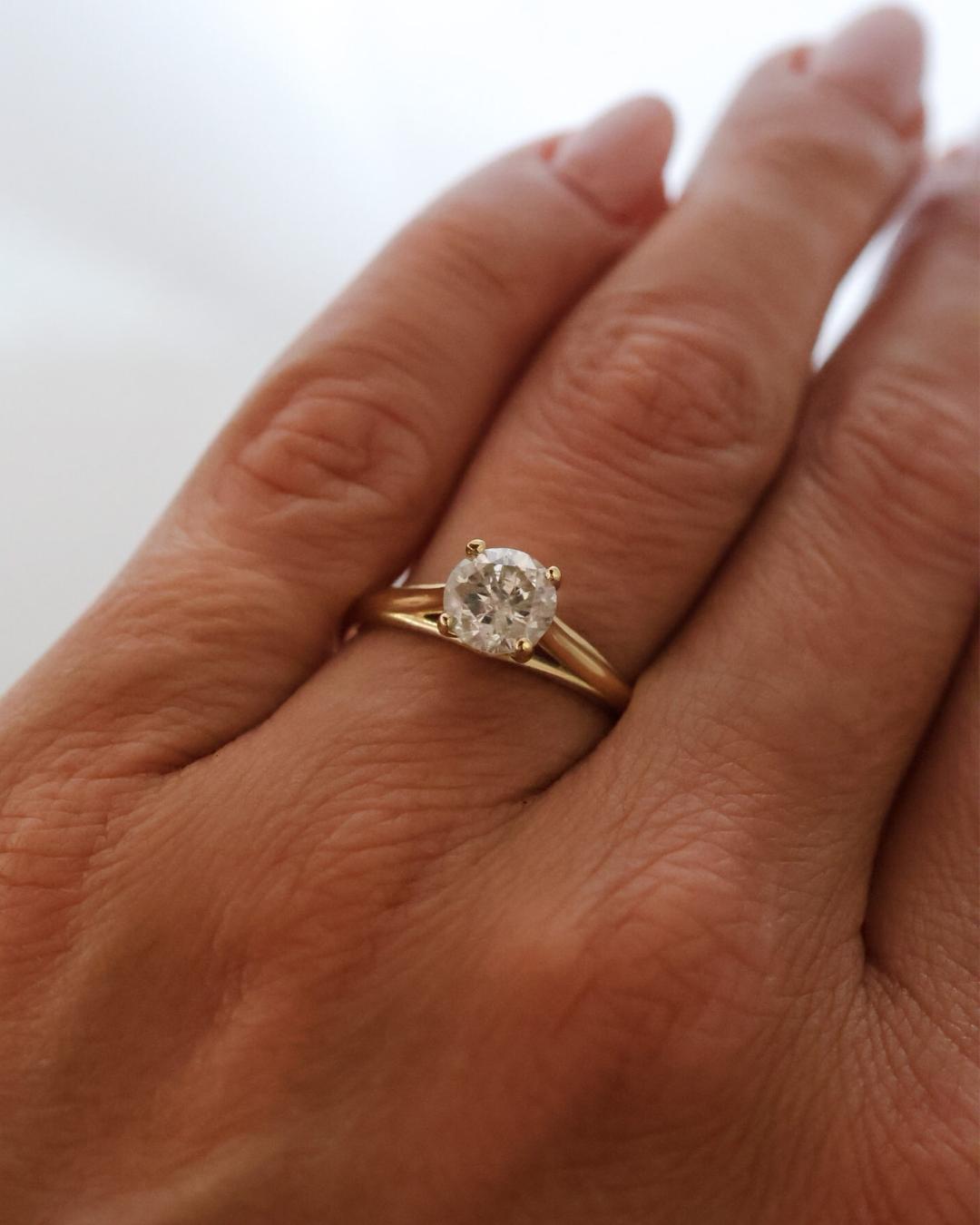 Anel Solit‡rio noivado Analu Ouro 18K diamante moissanita m‹o