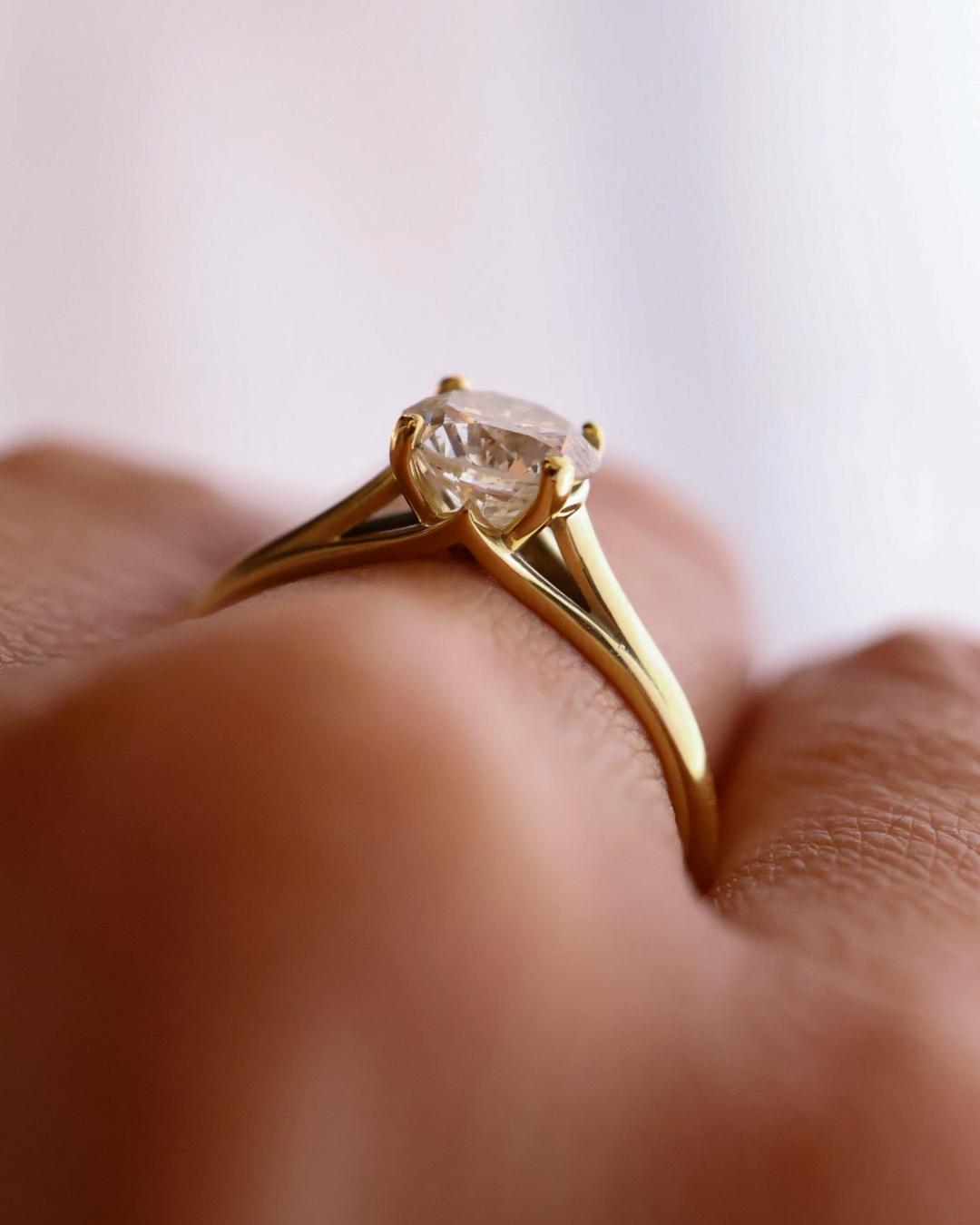 Anel Solit‡rio noivado Analu Ouro 18K diamante moissanita na m‹o