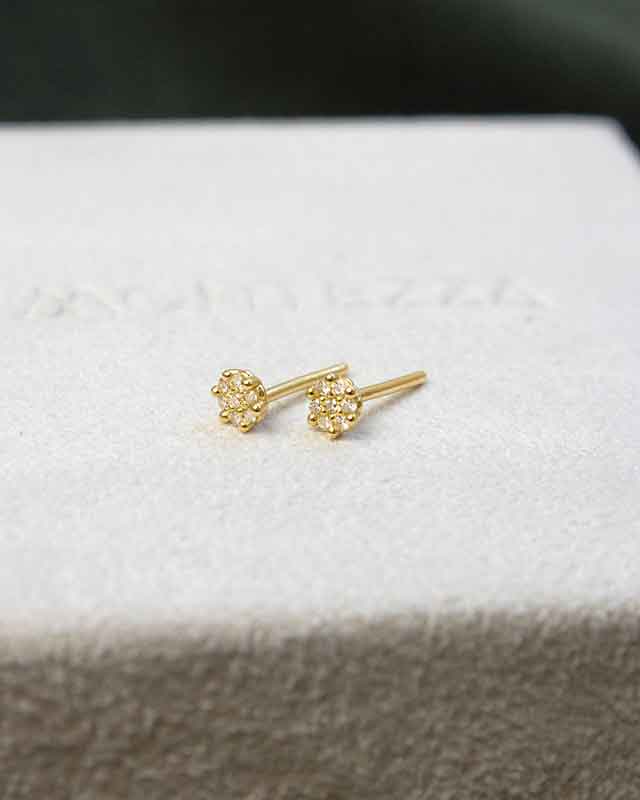 Brinco Baby Flor Pavê Diamantes Ouro 18K