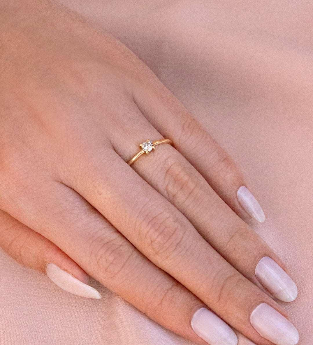 Anel Solitário Personalizado Ouro 18K Diamante Aro Memórias - Montezza Joias