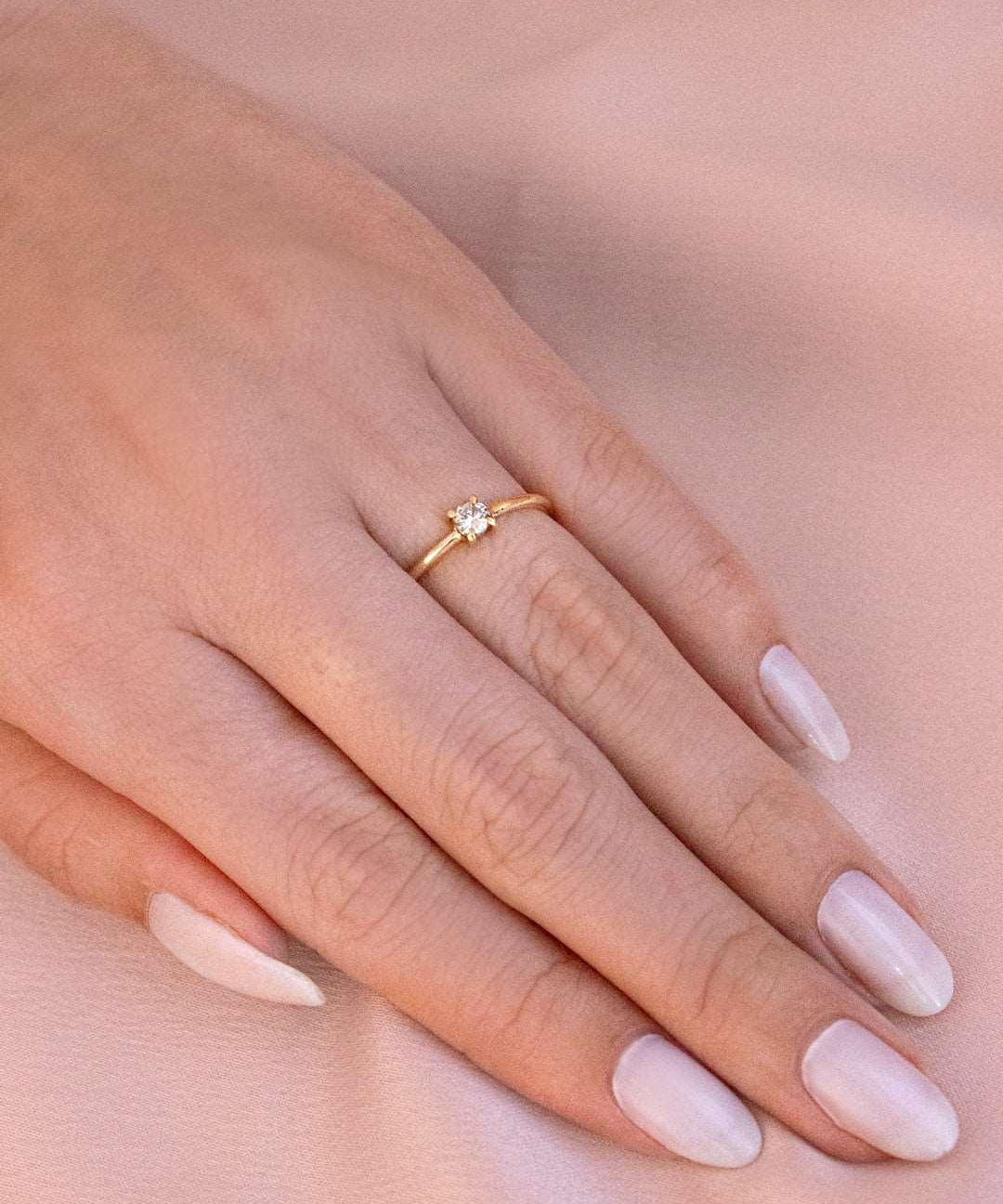 Anel Solitário Personalizado Ouro 18K Diamante Aro Memórias - Montezza Joias