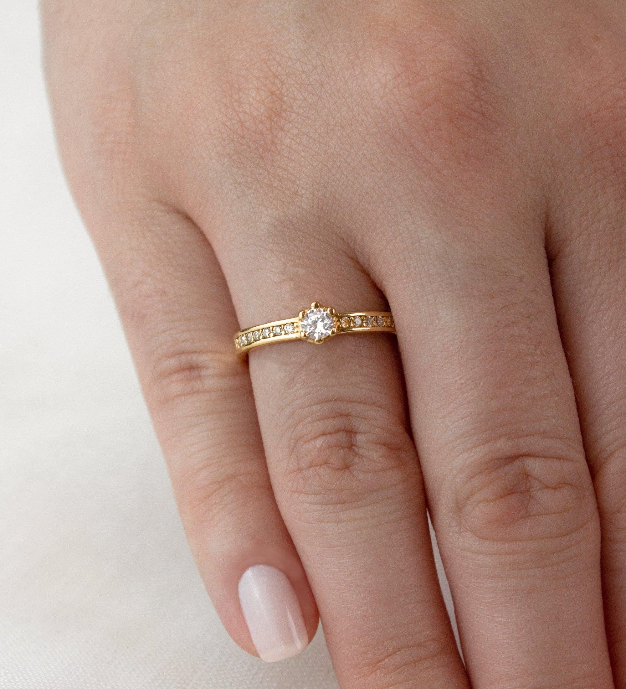 Anel Solitário Personalizado Ouro 18K Diamantes Aro Cravejado - Montezza Joias