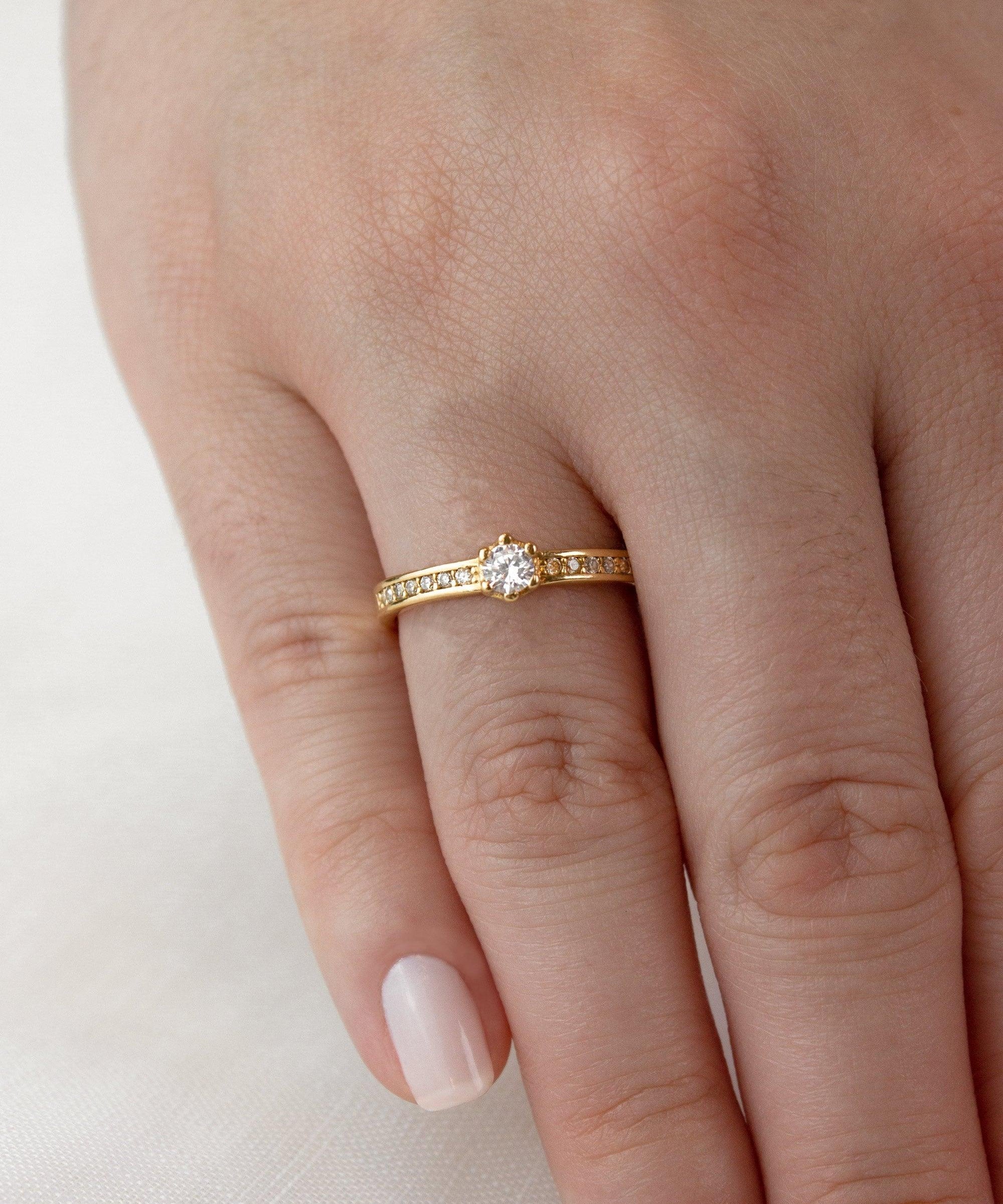 Anel Solitário Personalizado Ouro 18K Diamantes Aro Cravejado - Montezza Joias