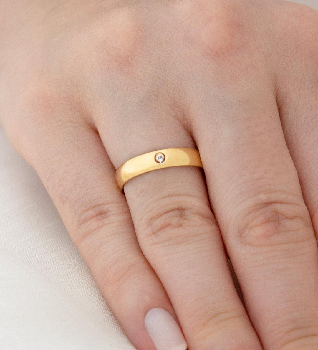 Aliança Personalizada Ouro 18K Anatômica | 4mm Abaulada 1 Brilhante - Montezza Joias
