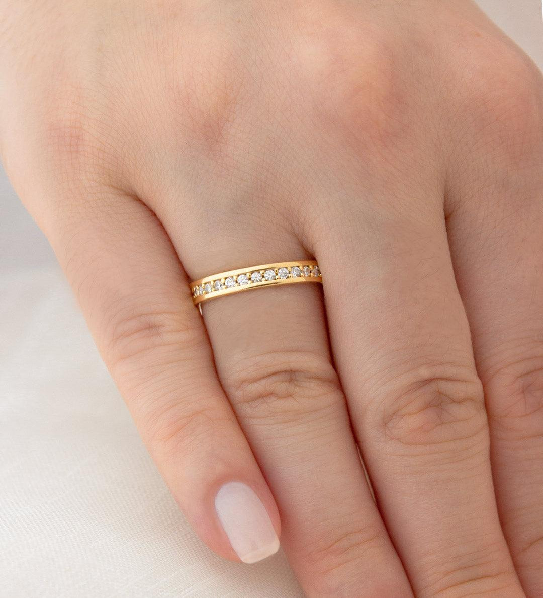 Aliança Personalizada Ouro 18K Anatômica | 3mm Reta Cravejada Zircônias - Montezza Joias