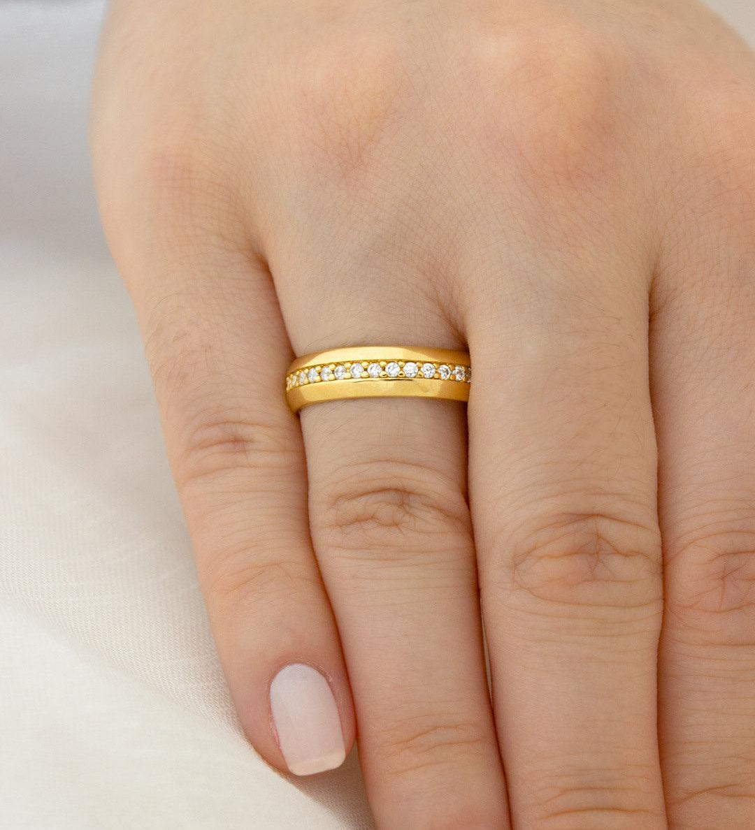 Aliança Personalizada Ouro 18K Anatômica | 5mm Abaulada 1 Linha Cravejada Zircônias - Montezza Joias