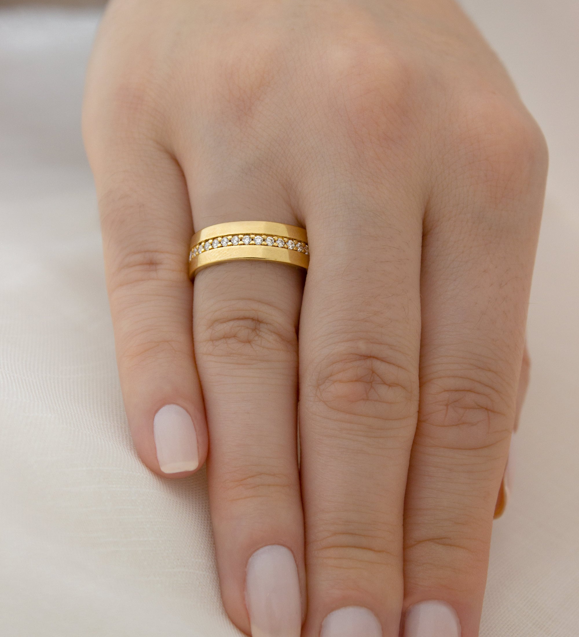 Aliança Personalizada Ouro 18K Anatômica | 6mm Reta Linha Cravejada Zircônias - Montezza Joias