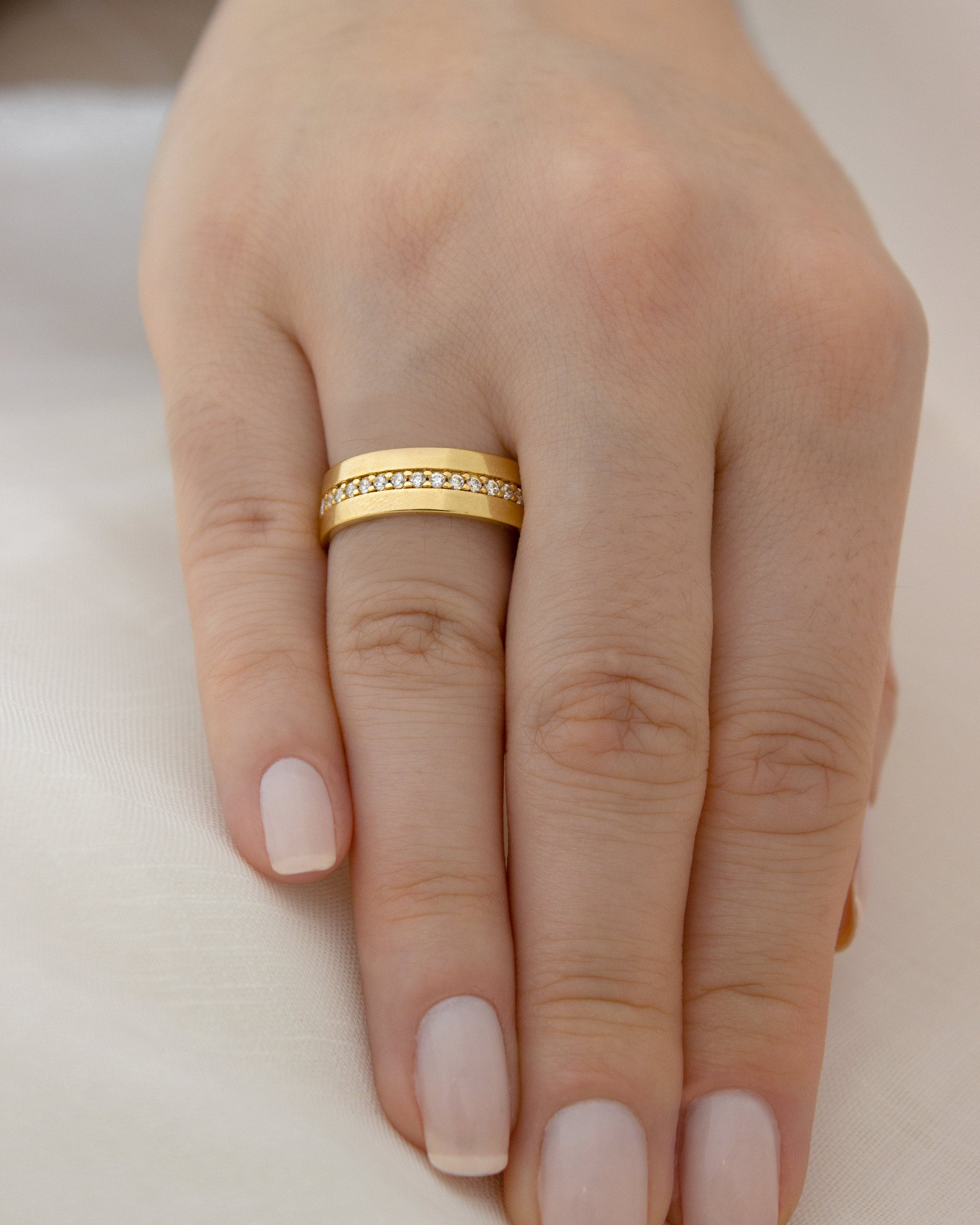 Aliança Personalizada Ouro 18K Anatômica | 6mm Reta Linha Cravejada Zircônias - Montezza Joias