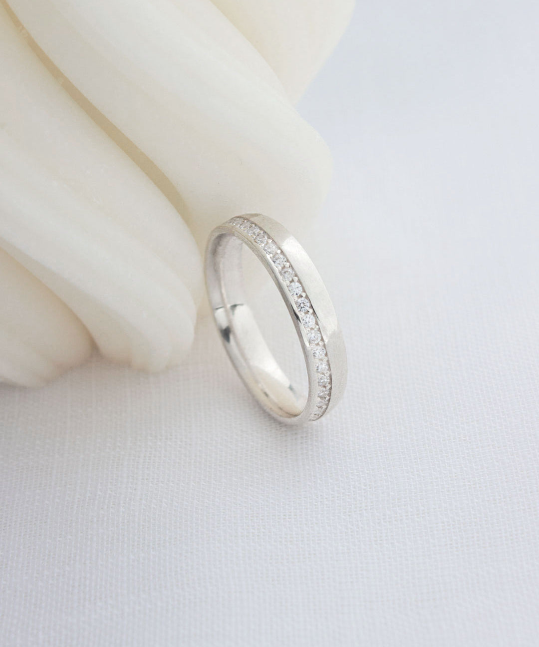 Aliança Namoro Prata 950 1 Linha Cravejada Abaulada 4mm - Montezza Joias