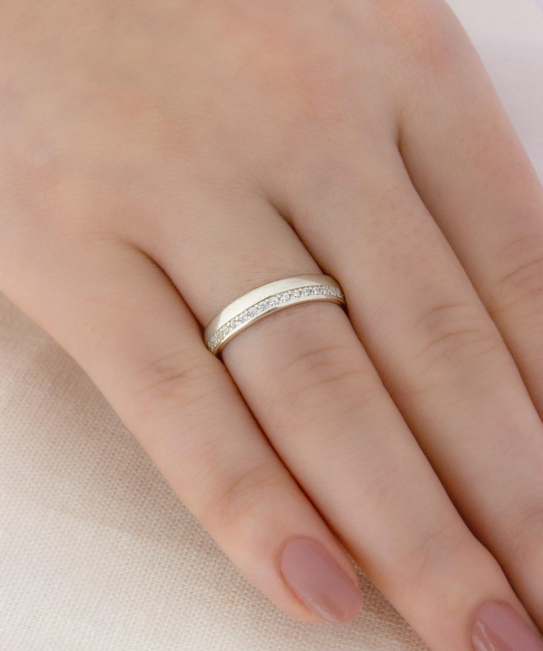 Aliança Namoro Prata 950 1 Linha Cravejada Abaulada 4mm - Montezza Joias